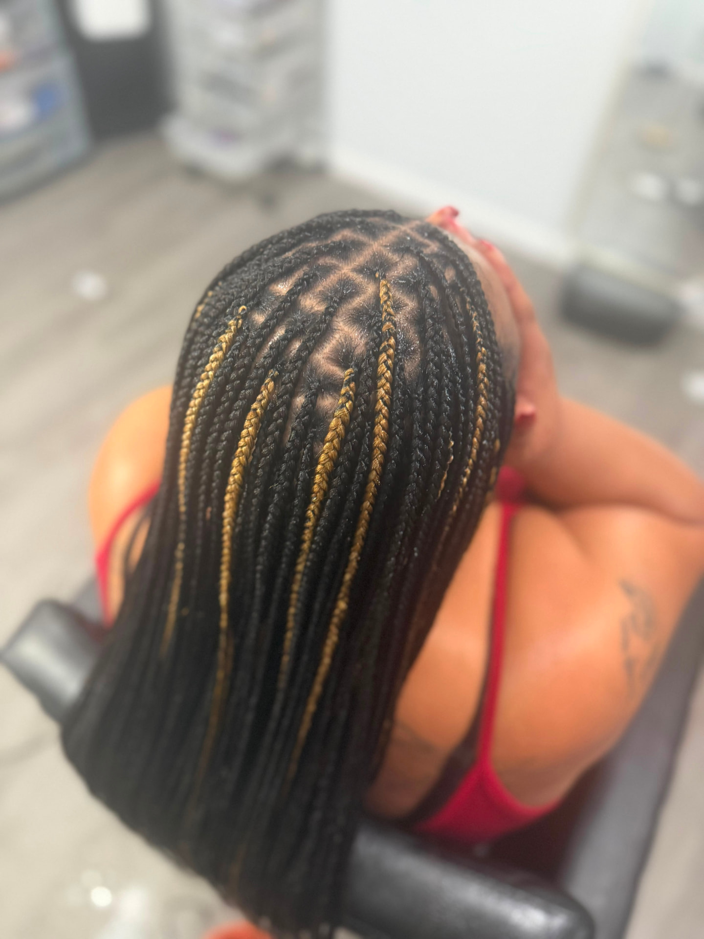 Knotless braids with honey blonde highlights, fresh parts